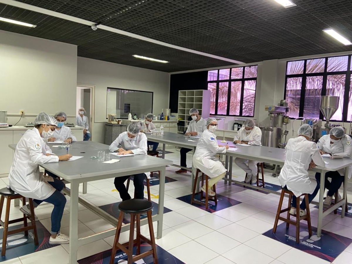 Cerca de 380 acadêmicos de Farmácia realizam atividades práticas presenciais (Foto: Assessoria de Imprensa Unit)
