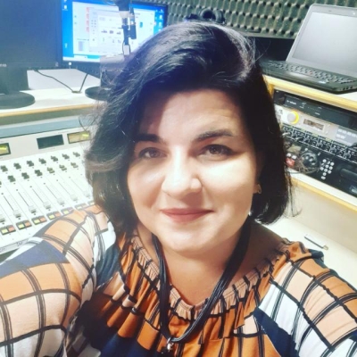 Juliana Almeida, professora do curso de Jornalismo da Unit, com mestrado e doutorado em cultura digital (Foto: Assessoria de Imprensa Unit)