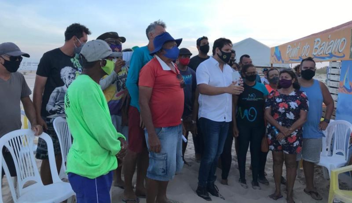 Rodrigo Valadares comemora liminar que mantém barracas na Cinelândia (Foto: Assessoria Rodrigo Valadares)