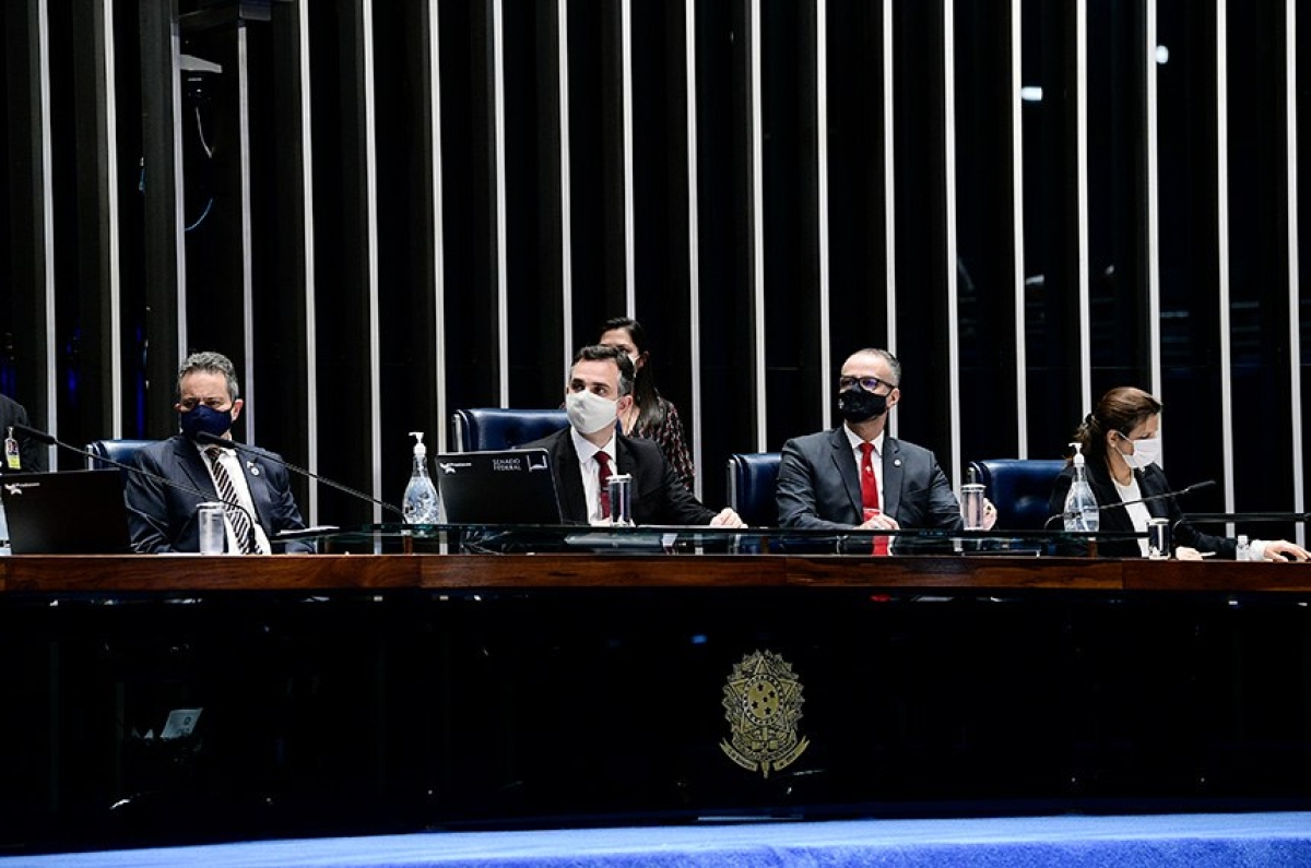 O secretário-executivo do Ministério da Saúde, Antônio �?lcio Franco Filho; o presidente do Senado, Rodrigo Pacheco; o presidente da Anvisa, Antônio Barra Torres; e a diretora da Anvisa, Meiruze Souza Freitas, na sessão que discutiu a aprovação de vacinas (Foto: Pedro França/ Agência Senado)