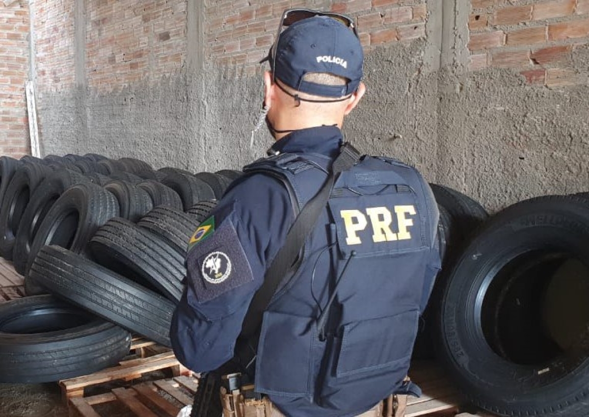 Itabaiana/SE: Mais de cem pneus são apreendidos em operação policial conjunta (Foto: PRF/SE)