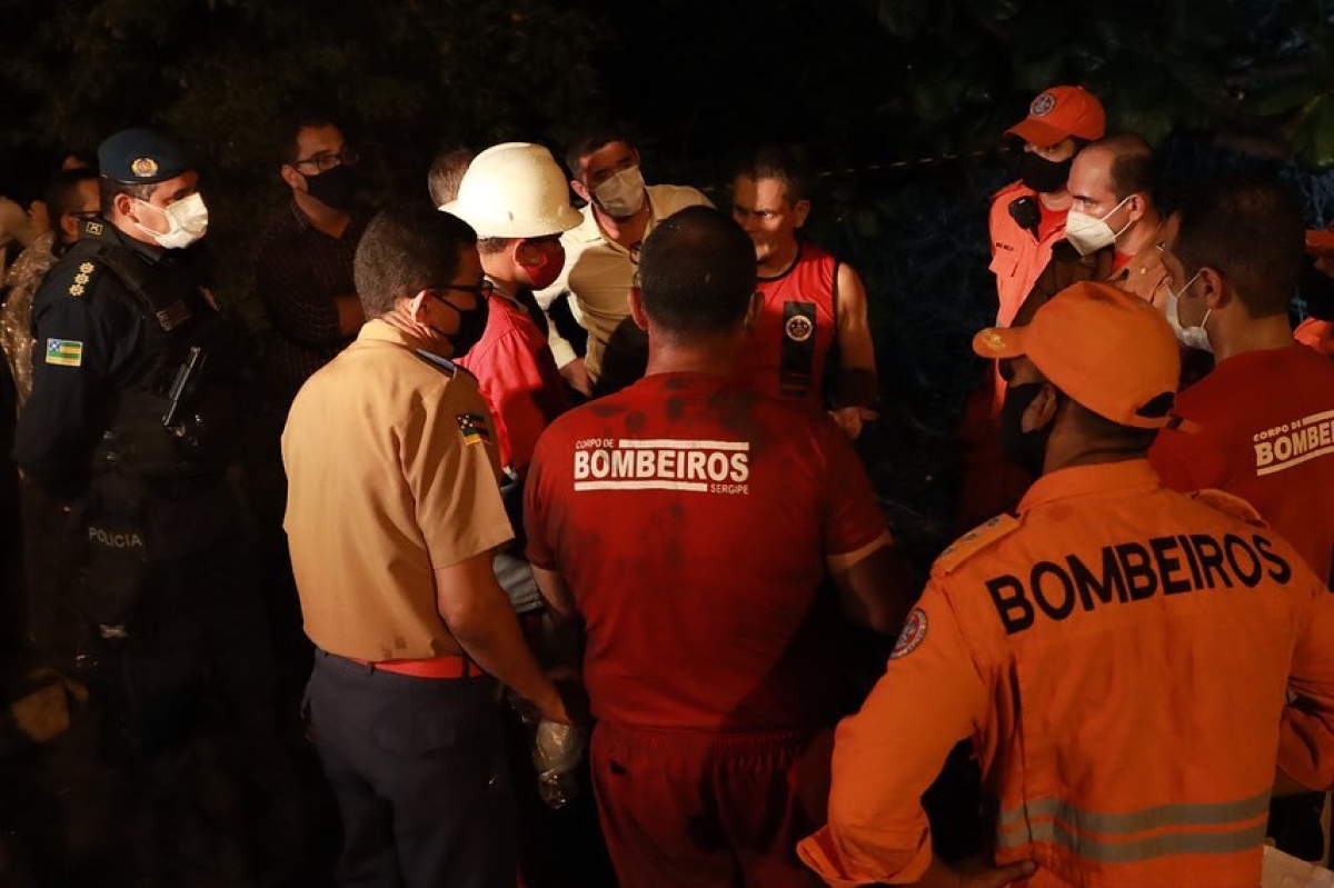 Bombeiros retiram parte do avião que caiu em manguezal de Aracaju (Foto: CBM/SE)