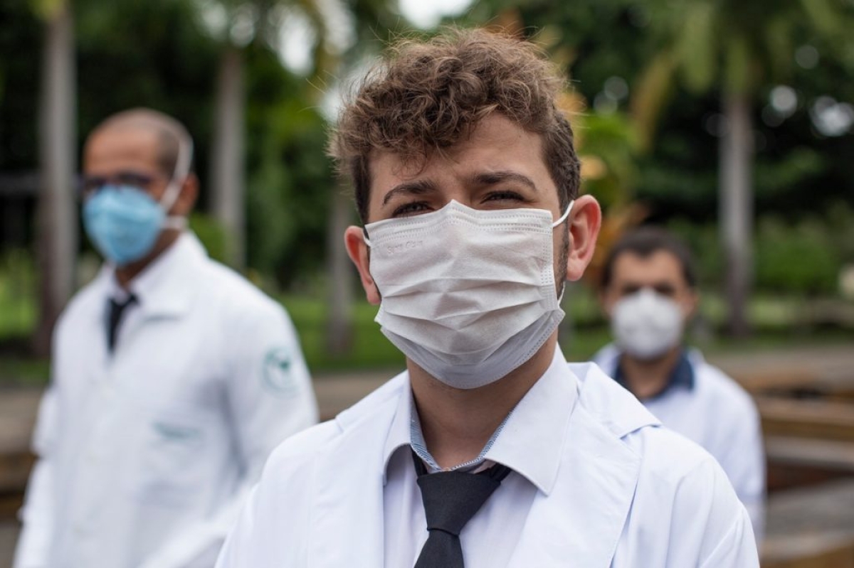 O médico José Victor já lutava contra a covid-19 antes mesmo de concluir o curso de Medicina (Foto: Destaque Notícias)