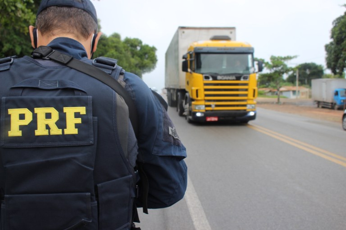 BR-101/SE: PRF flagra caminhoneiros portando rebites e maconha (Foto: PRF/SE)