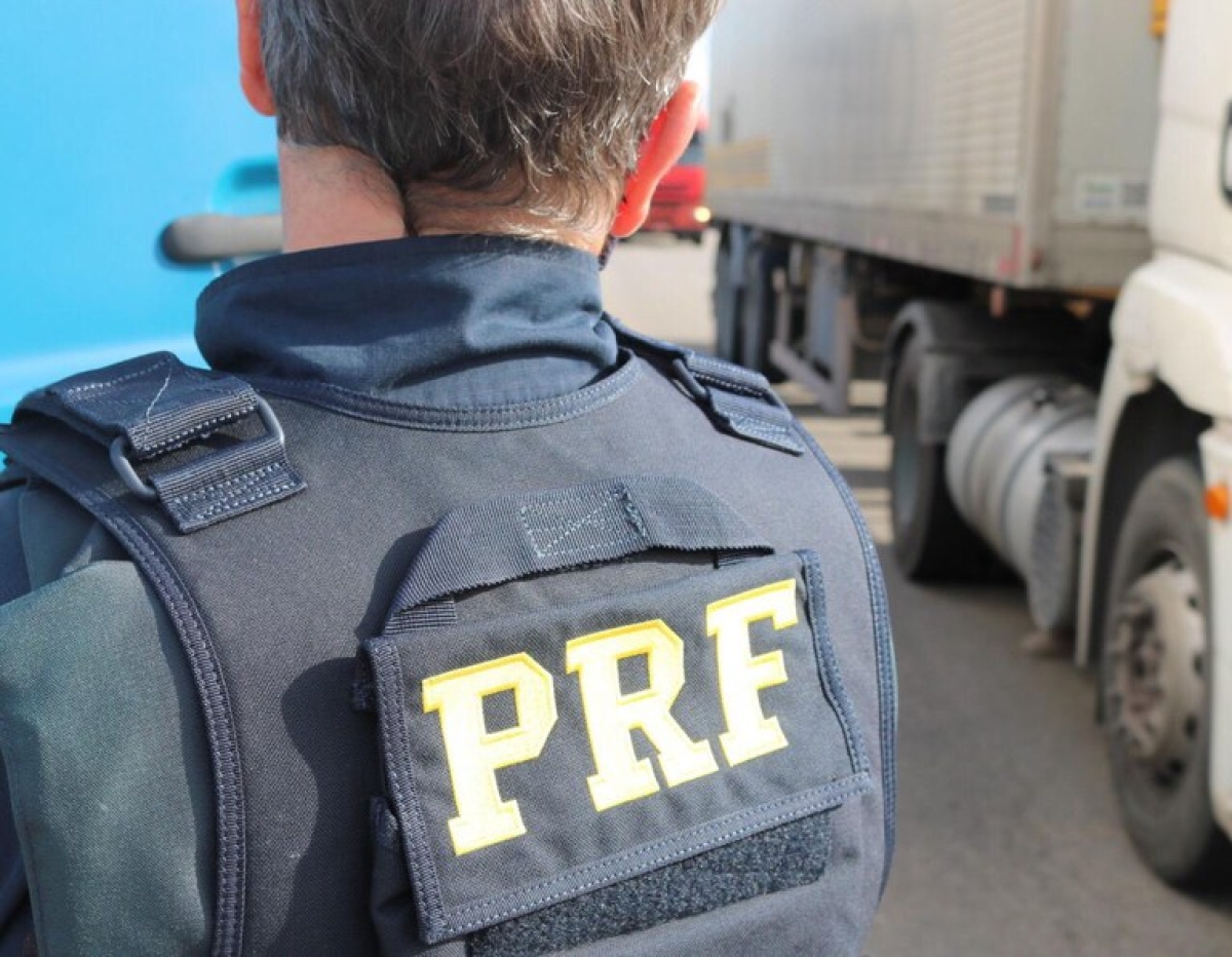 Flagrado pela PRF em ultrapassagem irregular, caminhoneiro foge abandonando menino de 10 anos (Foto: PRF/SE)