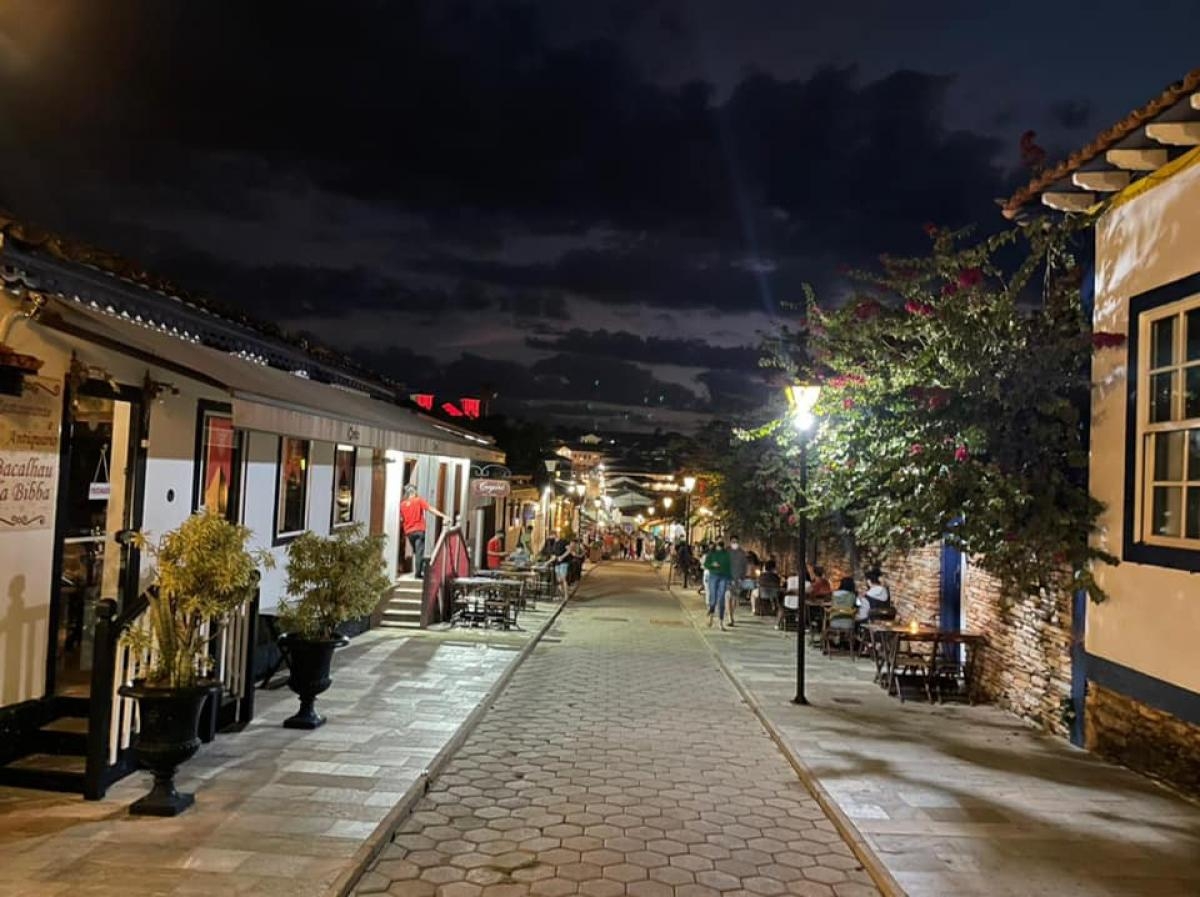 ? noite, a rua do Lazer no centro histórico vira lugar de badalação (Foto: Carla Passos)