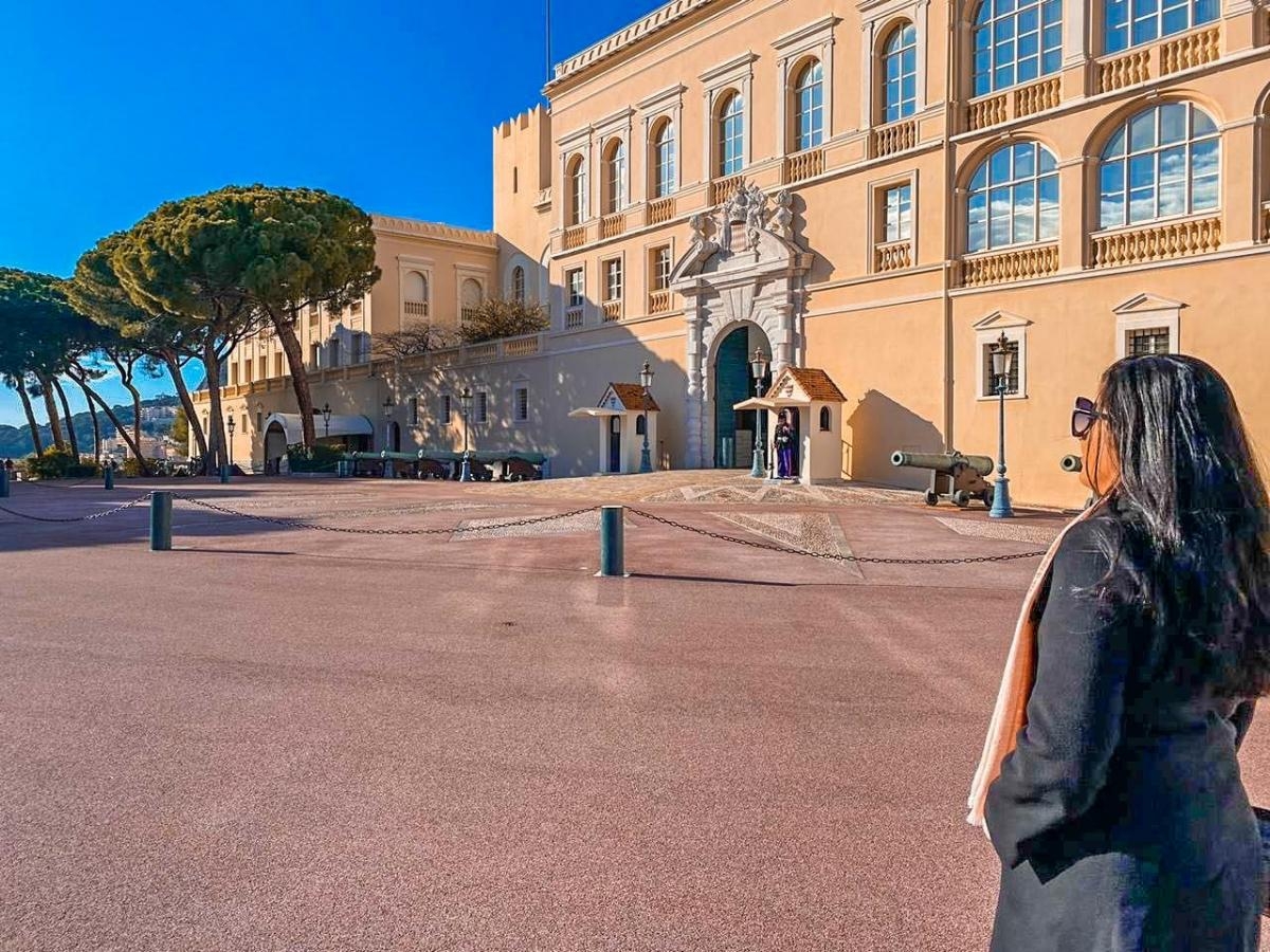 O Palácio de Grimaldi, onde hoje mora o príncipe Alberto II. Ele é filho do príncipe Rainier III a quem sucedeu, e de sua esposa, a atriz americana Grace Kelly, famosa pelos filmes de Hitchcock. Ela abandonou a carreira para ser a princesa de Mônaco (Foto: Carla Passos)