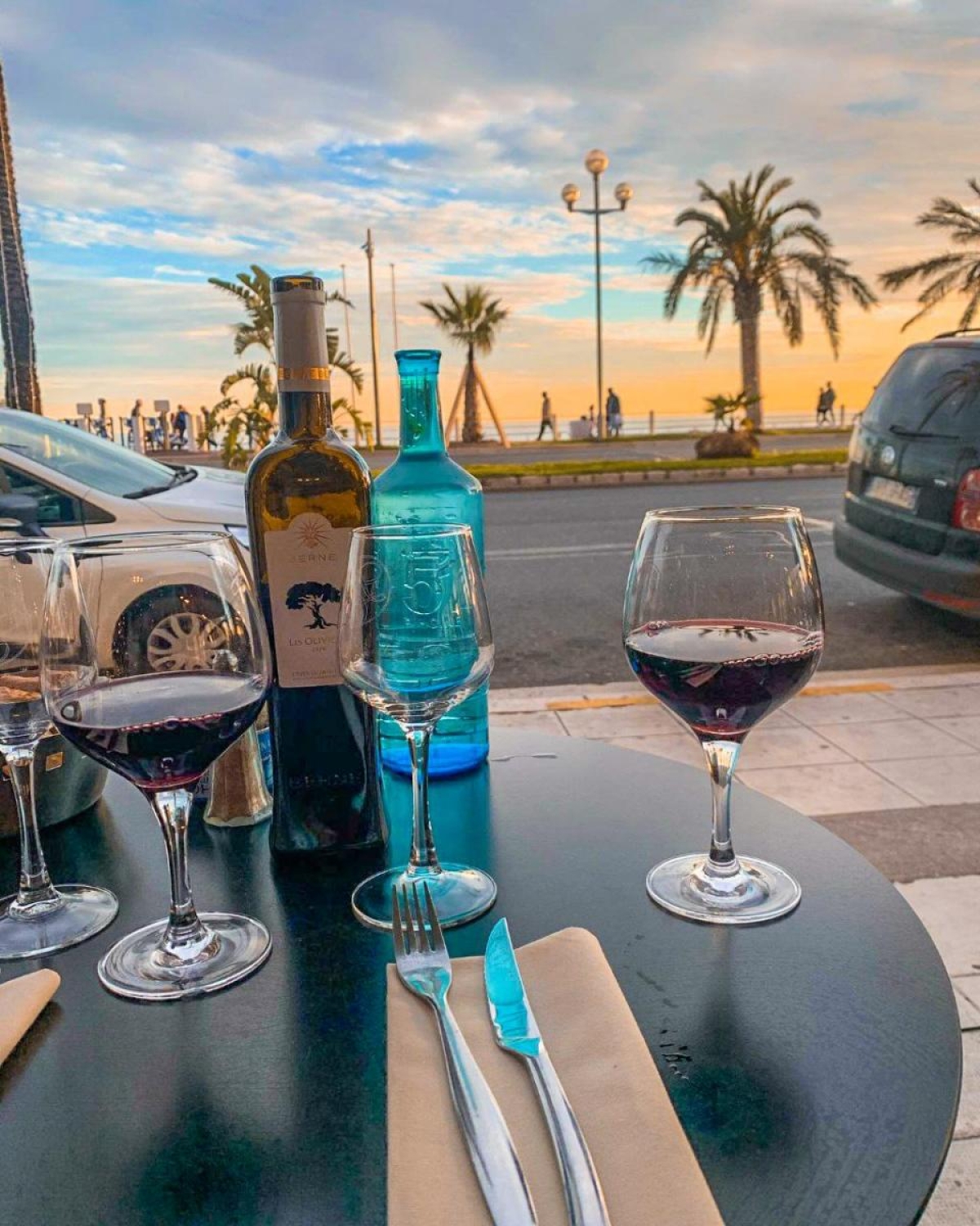 Não é das melhores fotos, mas representa um momento delicioso à beira mar quando chegamos em Nice (Foto: Carla Passos)