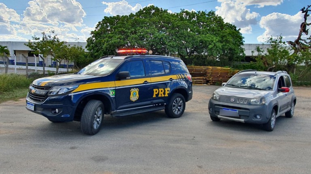 Areia Branca/SE: PRF recupera carro roubado (Foto: PRF/SE)