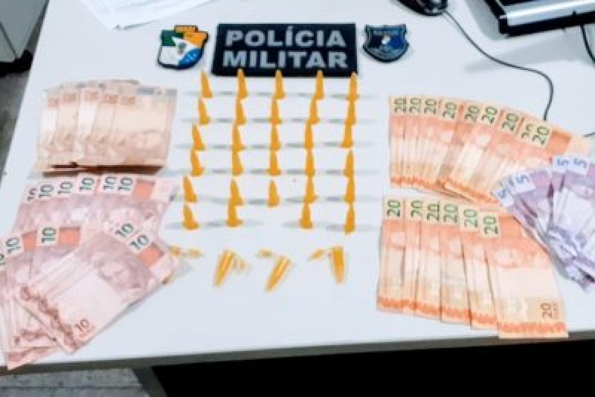 PM prende homem com 29 pinos de cocaína no Bairro Siqueira Campos (Foto: PM/SE)