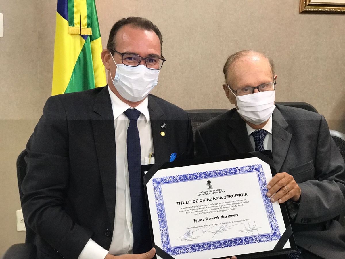 Henri Slezynger, fundador da Unigel, recebe Título de Cidadão Sergipano (Foto: Assessoria Zezinho Sobral)