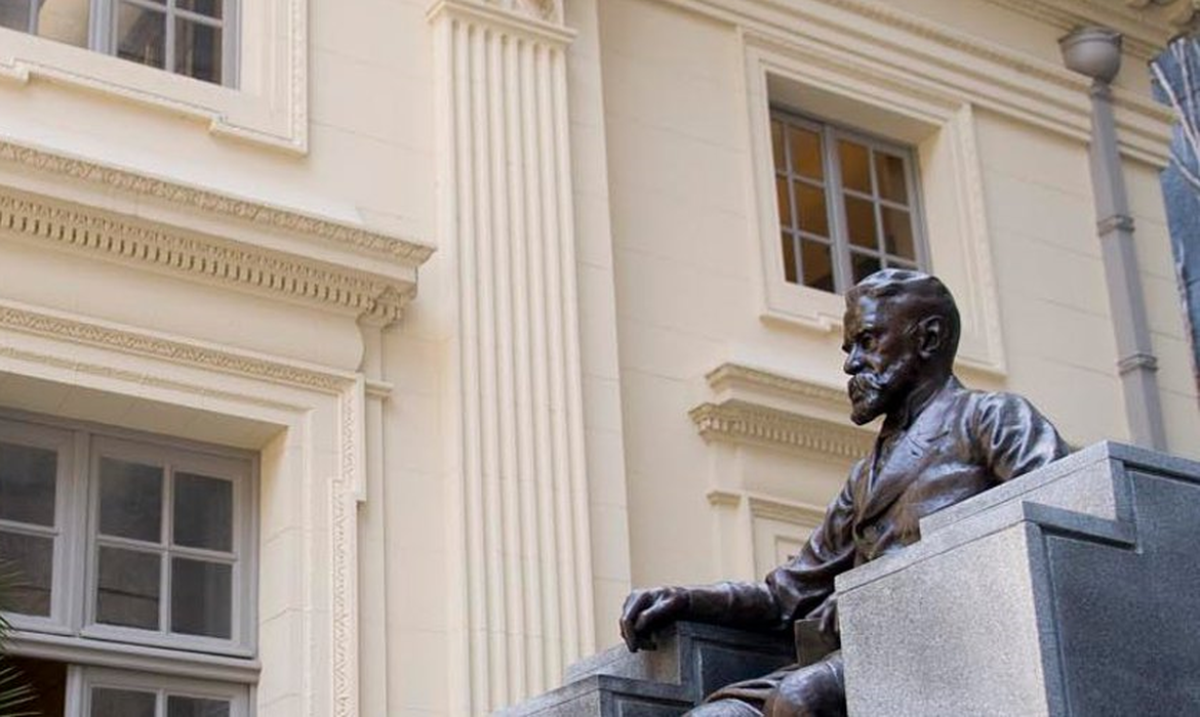 Estátua de Machado de Assis na fachada da Academia Brasileira de Letras (Foto: Reprodução/ Facebook)