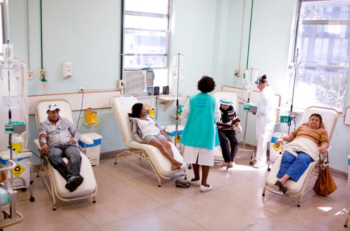 Pacientes em tratamento de quimioterapia em hospital de São Paulo (Foto: Rogério Reis/ Ministério da Saúde)