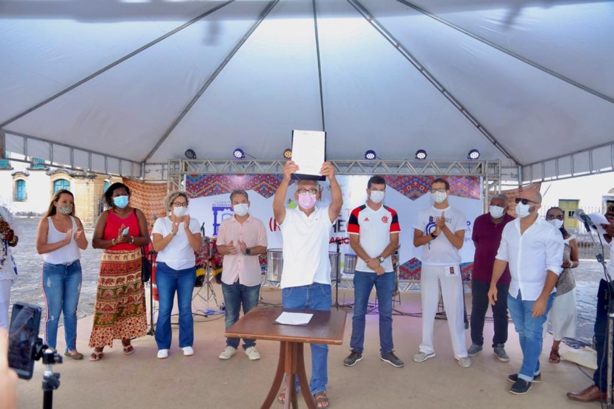 Prefeito sanciona leis que instituem o Dia Municipal de Luta Contra o Racismo e que garantem 20% das vagas em cargos públicos para pessoas negras (Foto: Heitor Xavier/ Prefeitura de São Cristóvão)