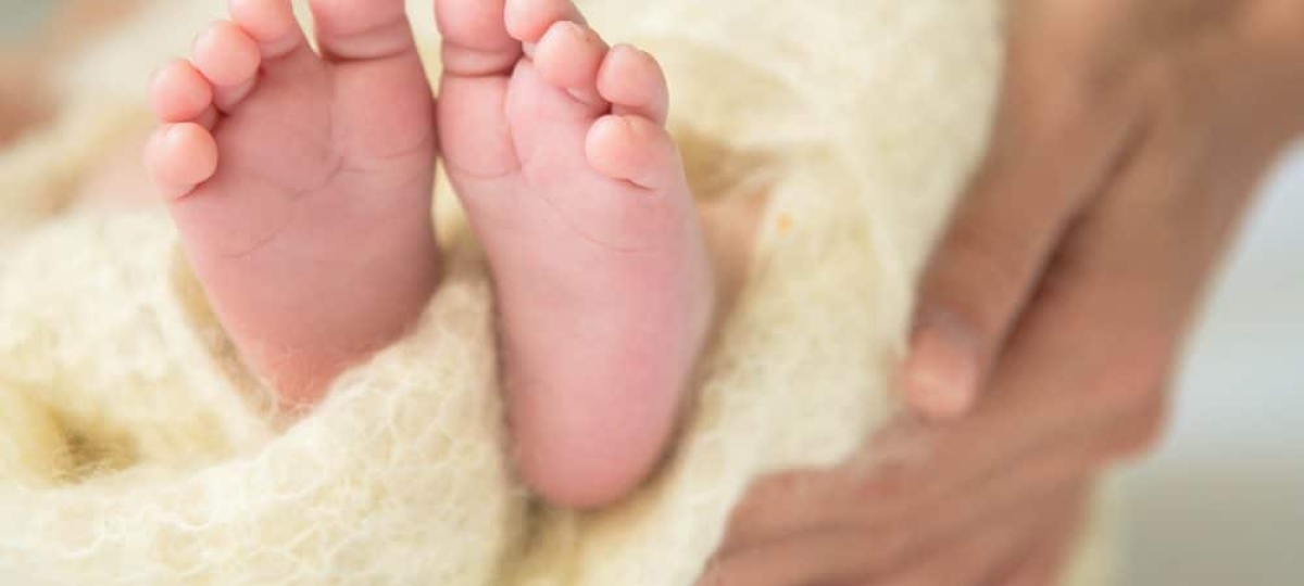 Bebê que tomou vacina da Pfizer por engano sofre convulsões, diz família (Foto: Olhar Digital)
