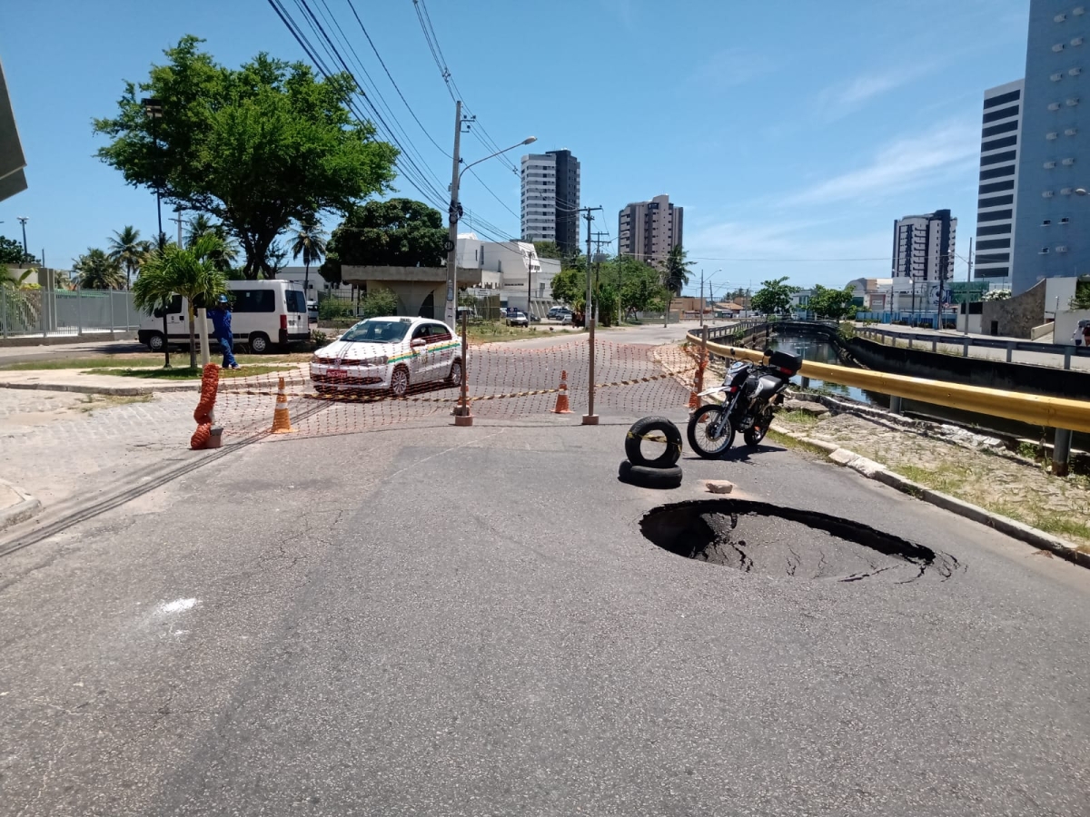 Nova cratera se abre e mais um trecho da Anísio Azevedo é bloqueado (Foto: SMTT)