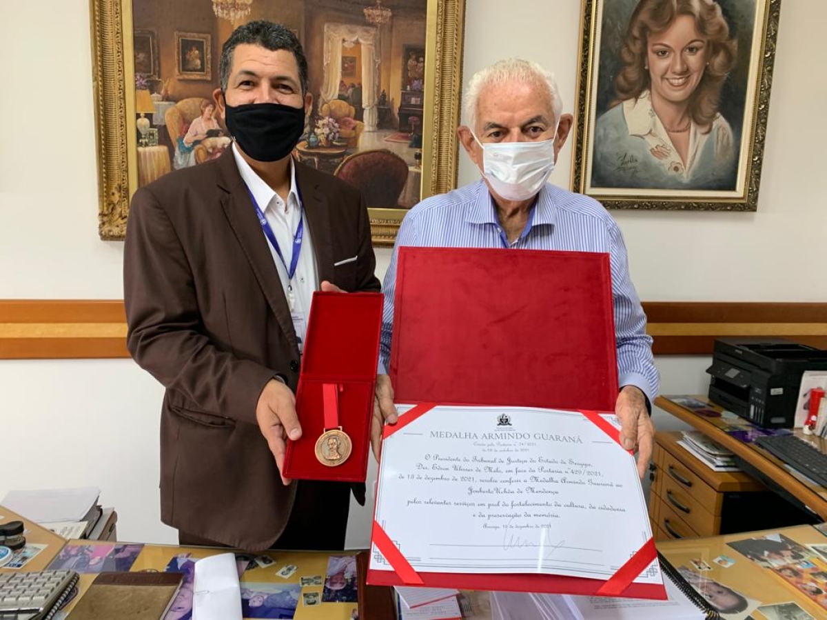 Professor Jouberto Uchôa recebe Medalha Armindo Guaraná (Foto: Assessoria de Imprensa Unit)