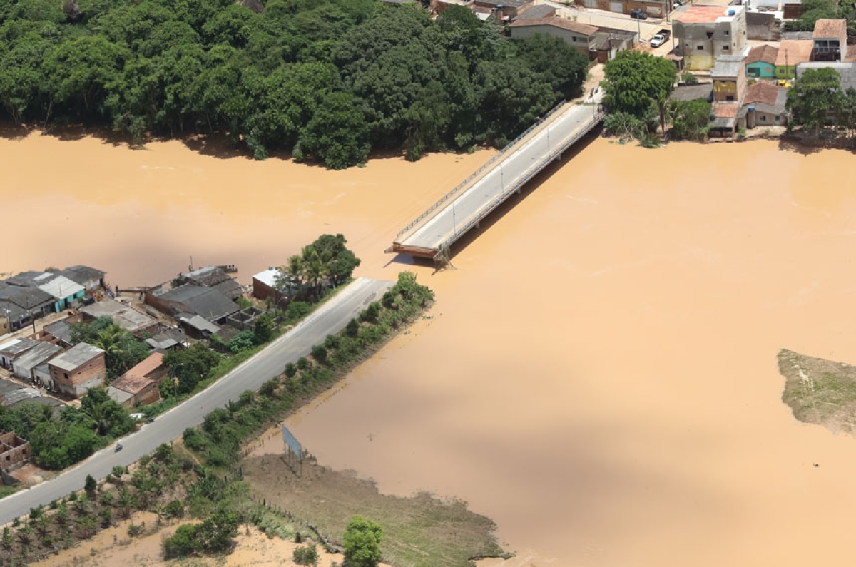 Área devastada pelas chuvas e enchentes na Bahia, com prejuízos a casas e equipamentos públicos (Foto: Isac Nobrega/PR) Área devastada pelas chuvas e enchentes na Bahia, com prejuízos a casas e equipamentos públicos (Foto: Isac Nobrega/PR)