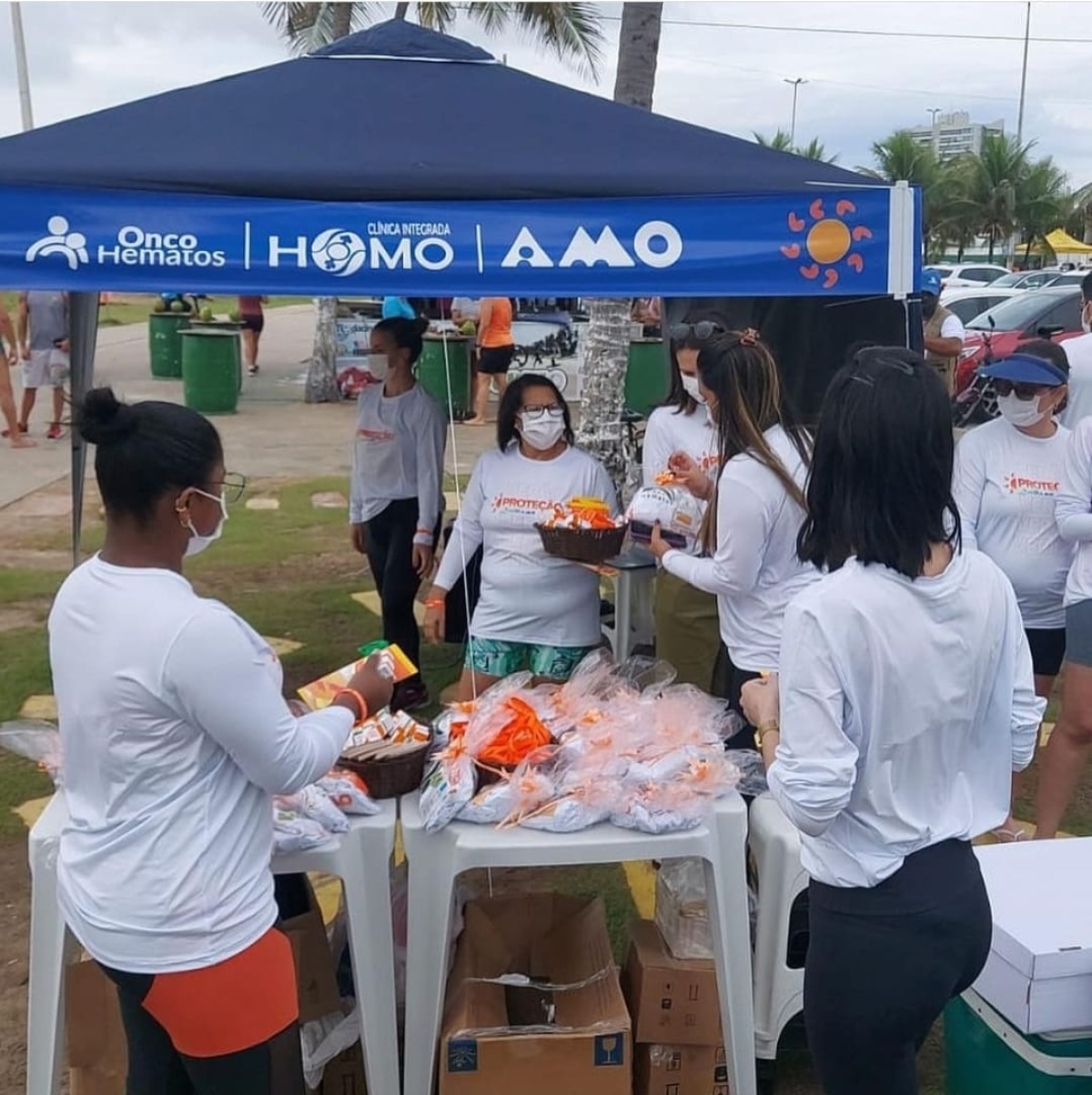 Ambulantes e população recebem orientações sobre exposição ao sol na praia de Atalaia em Aracaju