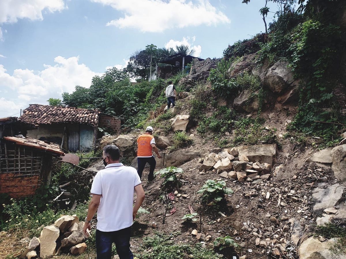 Famílias ficam em alerta após risco de deslizamento em cidade de SE (Foto: Ascom/ Prefeitura de Santana de São Francisco)