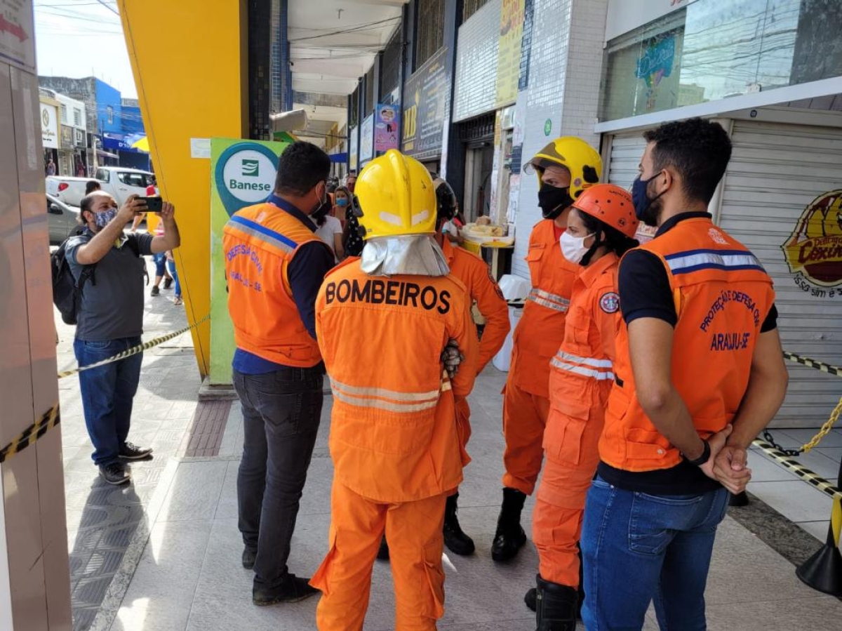 Após tremor, Defesa Civil de Aracaju evacua prédio no Centro e tranquiliza comerciantes (Foto: Defesa Civil de Aracaju)