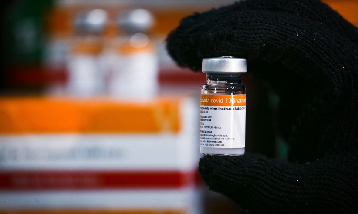 CoronaVac mantém proteção após seis meses da segunda dose (Foto: Breno Esaki/ Agência Saúde DF)