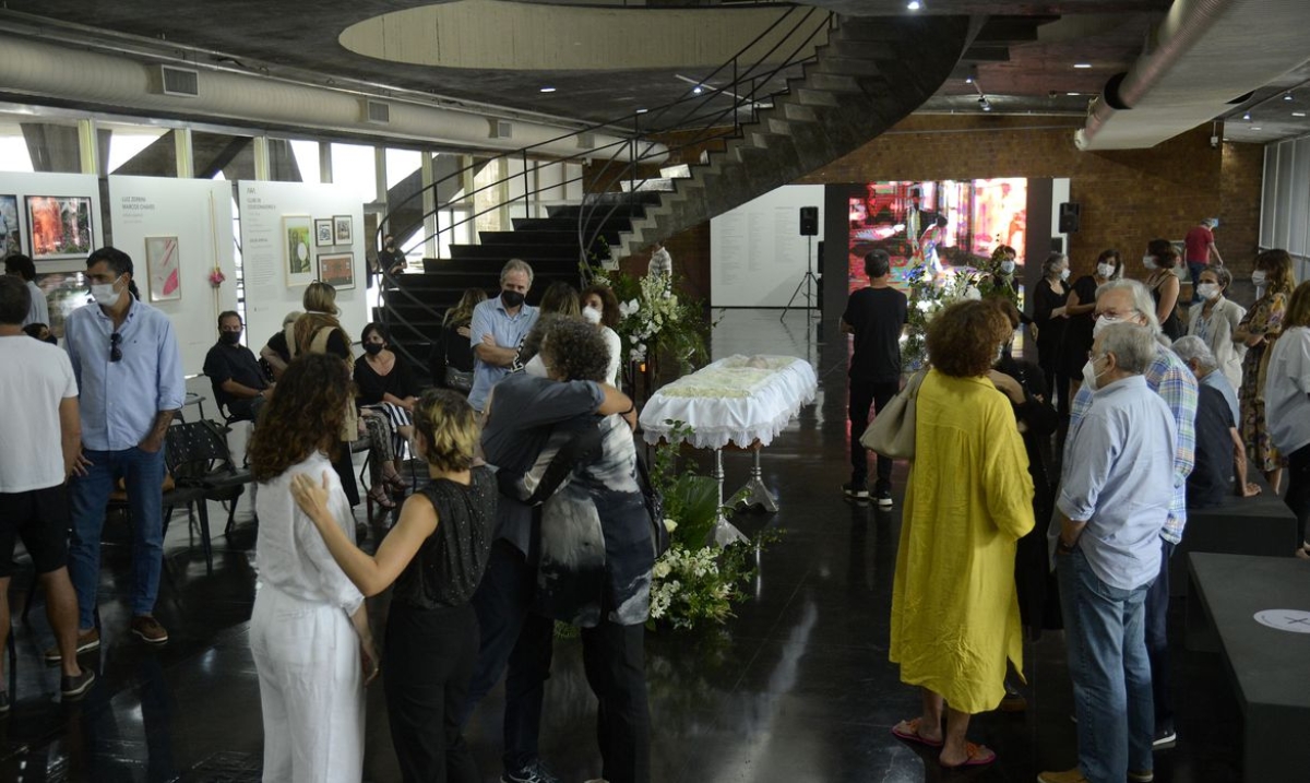 Atores e diretores de cinema despedem-se de Arnaldo Jabor no Rio (Foto: Tomaz Silva/ Agência Brasil)