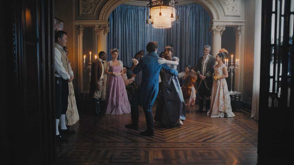 Em parceria com Bridgerton, Netflix e Shondaland,o Boticário lança Floratta My Blue e reinventa o romance 
(Foto: Reprodução/ O Boticário)