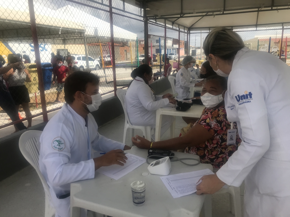 Saúde na Praça leva orientação à comunidade local (Foto: Assessoria de Comunicação Unit)