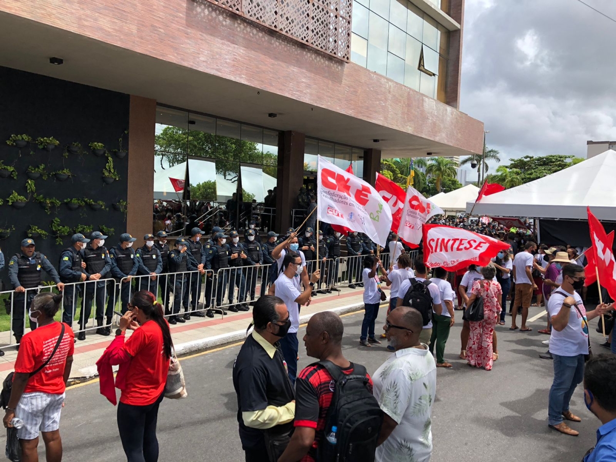 Servidores públicos se mobilizam por reajuste salarial e são recepcionados com forte aparato policial (Foto: Ascom Sergipe Pode Mais)