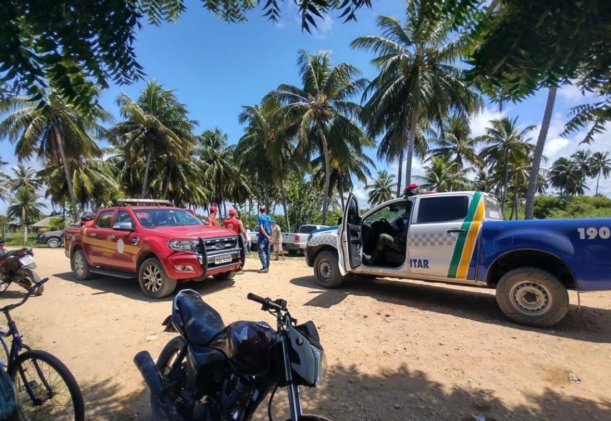 ?rgãos ambientais e de segurança realizam operação para apurar encalhamento de embarcação no litoral norte de Sergipe (Foto: Divulgação)