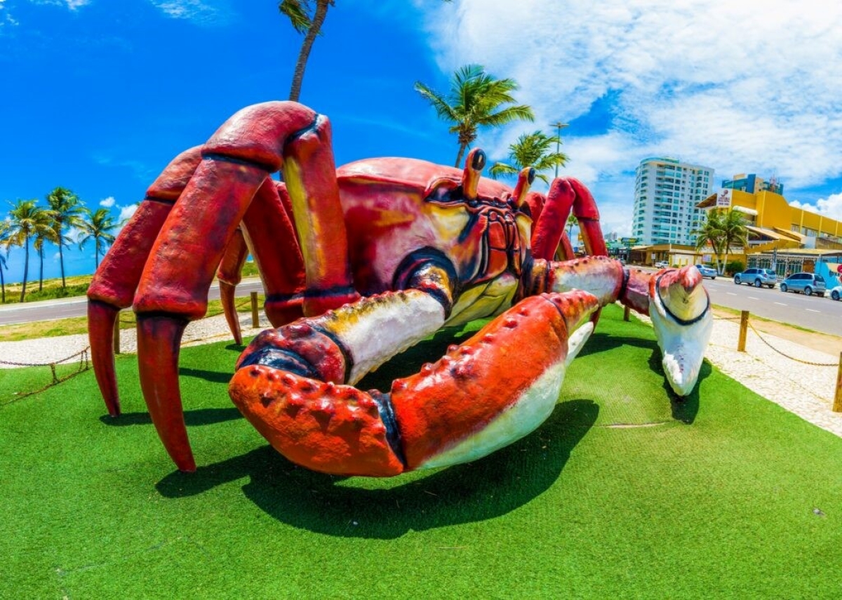 Na imagem, grande atração turística na Orla de Atalaia em Aracaju: a Passarela do Caranguejo (Foto: Marketing/ Senac)