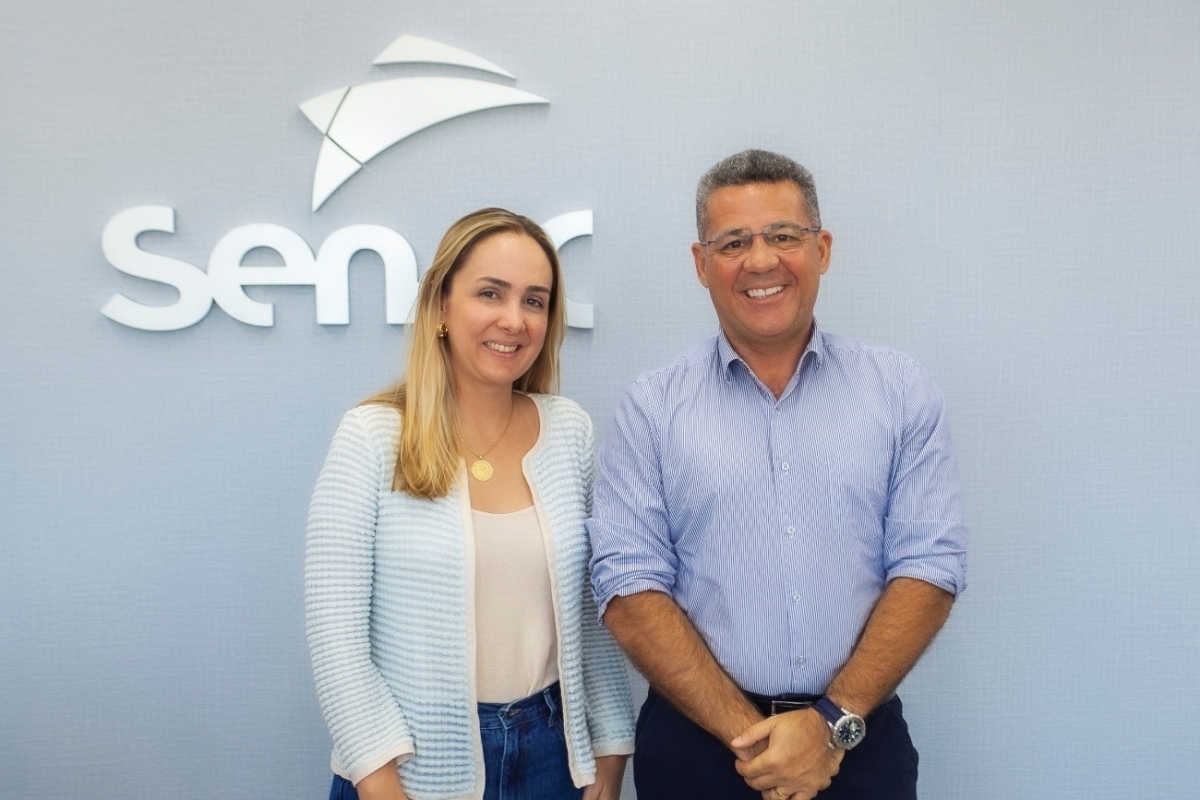 A diretora do Senac, Priscila Felizola recebe em seu gabinete o secretário de Estado do Turismo, José Sales Neto, para tratar de parcerias futuras (Foto: Marketing/ Senac)