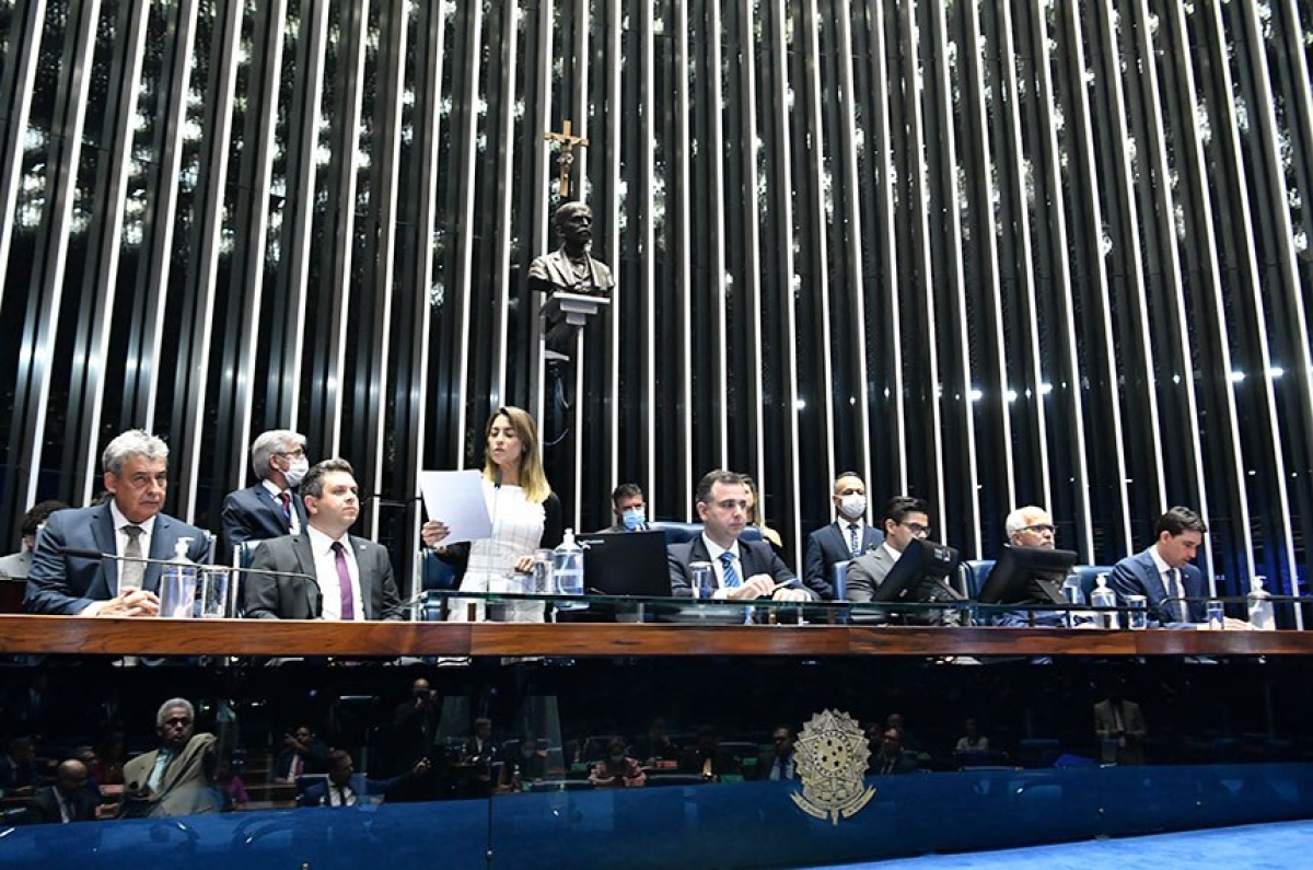 A senadora Soraya Thronicke (União-MS), relatora da Emenda no Senado, lê a promulgação na sessão solene - Foto: Waldemir Barreto | Agência Senado