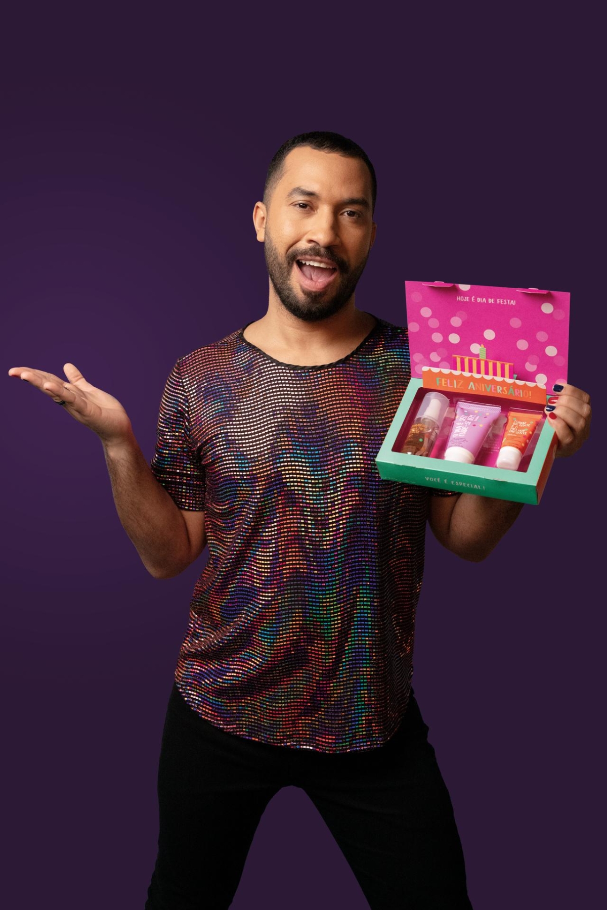 Gil do Vigor vive um dia como vendedor do Boticário e dá dicas para surpreender neste Dia das Mães - Foto: Assessoria O Boticário