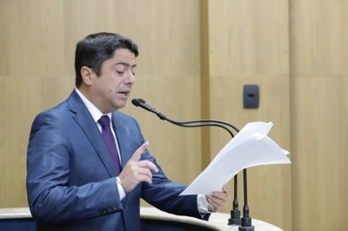 Durante o Grande Expediente, Fabiano Oliveira homenageia o ex-governador Albano Franco - Foto: Gilton Rosas | Câmara de Aracaju