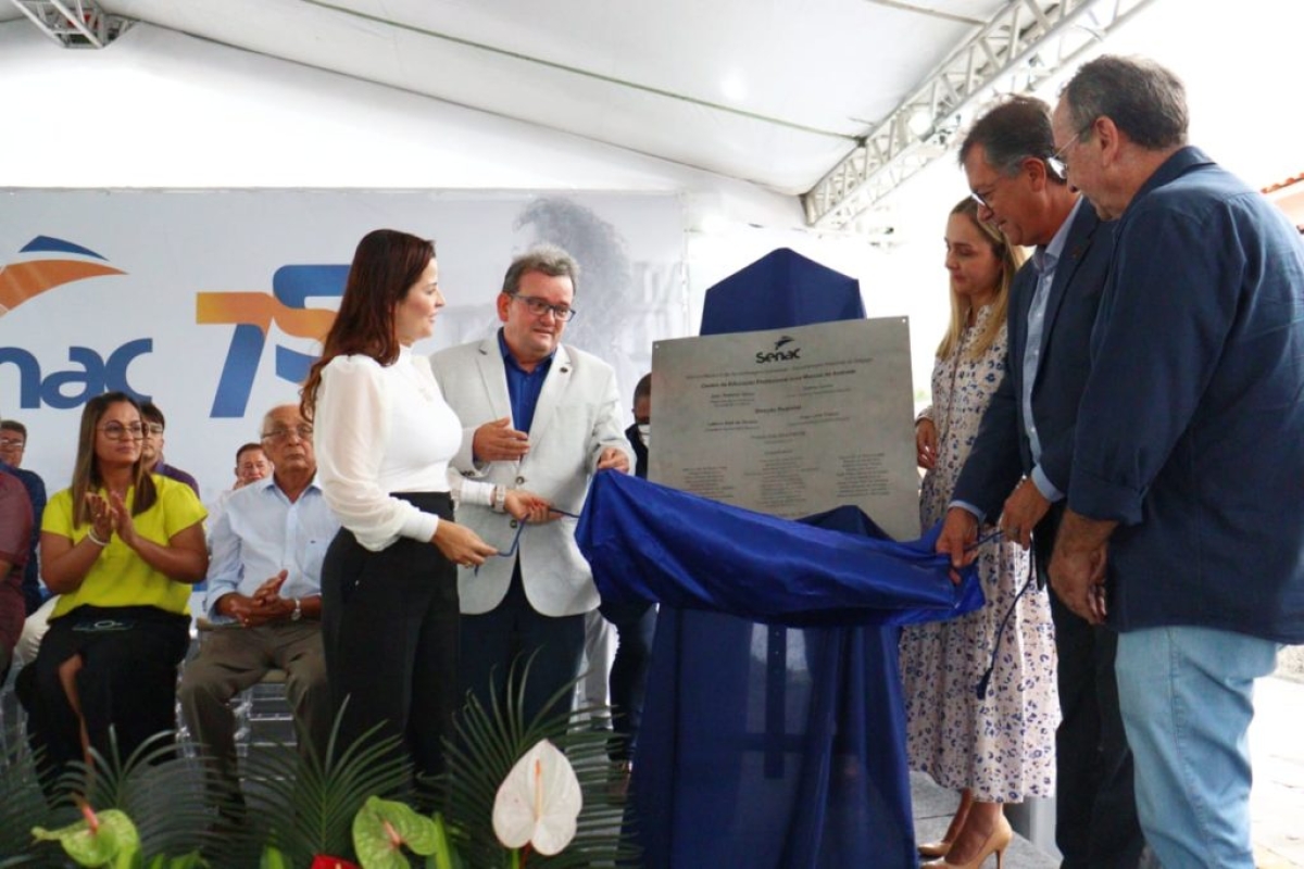 Laércio Oliveira descerra placa do Centro de Formação Profissional José Marcos de Andrade, com o homenageado - Foto: James Silva | Fecomércio/SE