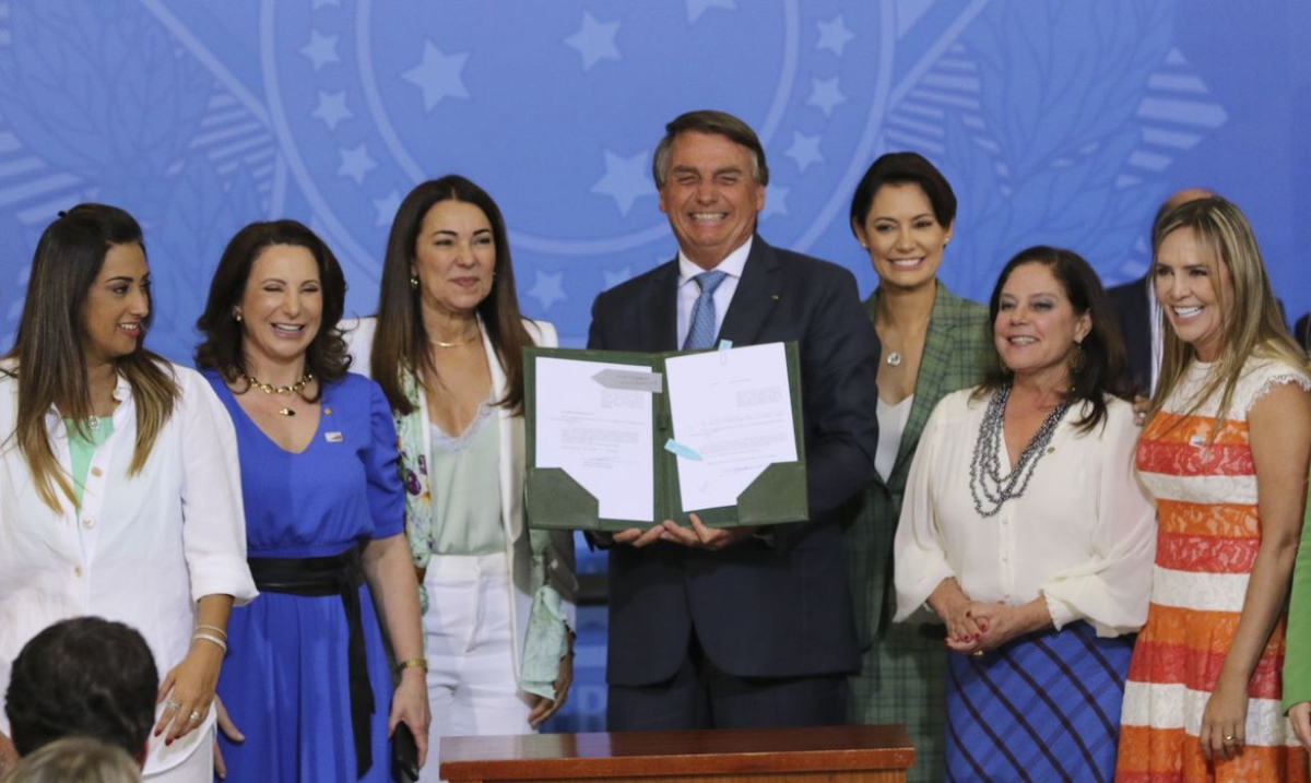 O presidente da República, Jair Bolsonaro, a primeira dama, Michelle Bolsonaro, e as parlamentares da bancada feminina, participam da cerimônia de lançamento de novas ações do Programa Renda e Oportunidade - Foto: Fabio Rodrigues-Pozzebom | Agência Brasil