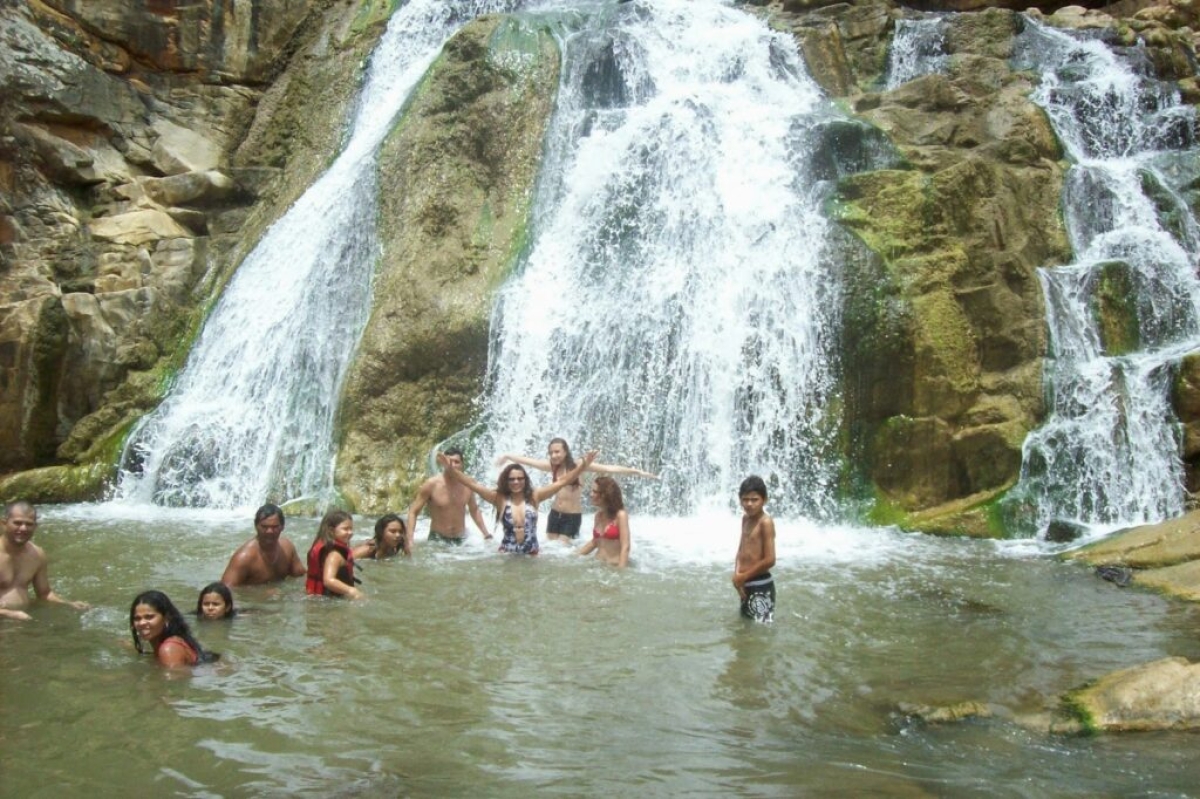 Cristalinas, as águas da cachoeira "rasgam" os paredões de pedras - Foto: Destaque Notícias