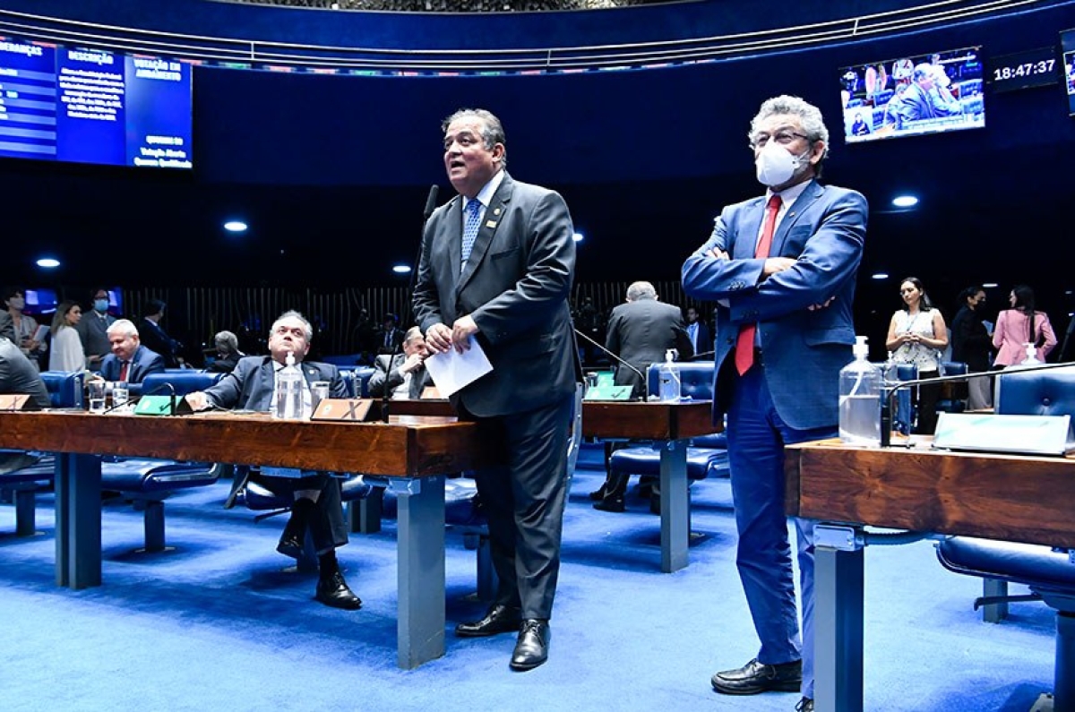 O senador Eduardo Gomes (MDB-TO) defendeu o projeto por atender os profissionais de publicidade e propaganda, gerando empregos no setor e o senador Paulo Rocha (PT-PA) apresentou emenda, que foi rejeitada, mudando o início da vigência para 2023 - Foto: Waldemir Barreto | Agência Senado