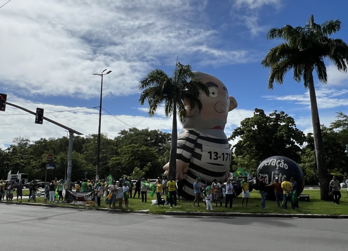 Lula é recebido em Aracaju com protesto e pixuleco - Foto: Assessoria Rodrigo Valadares