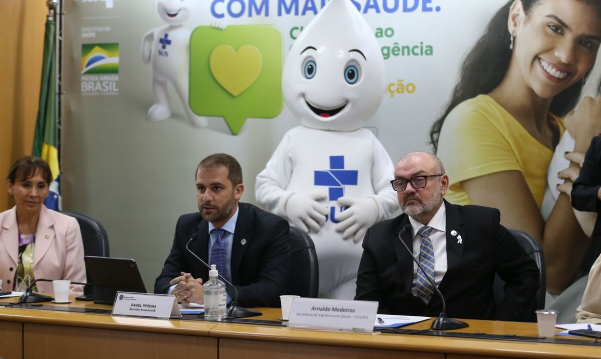 O secretário-executivo do Ministério da Saúde, Daniel Pereira, e o secretário de Vigilância em Saúde, Arnaldo Medeiros, apresentam o balanço da vacinação contra covid-19 no país - Foto: José Cruz | Agência Brasil