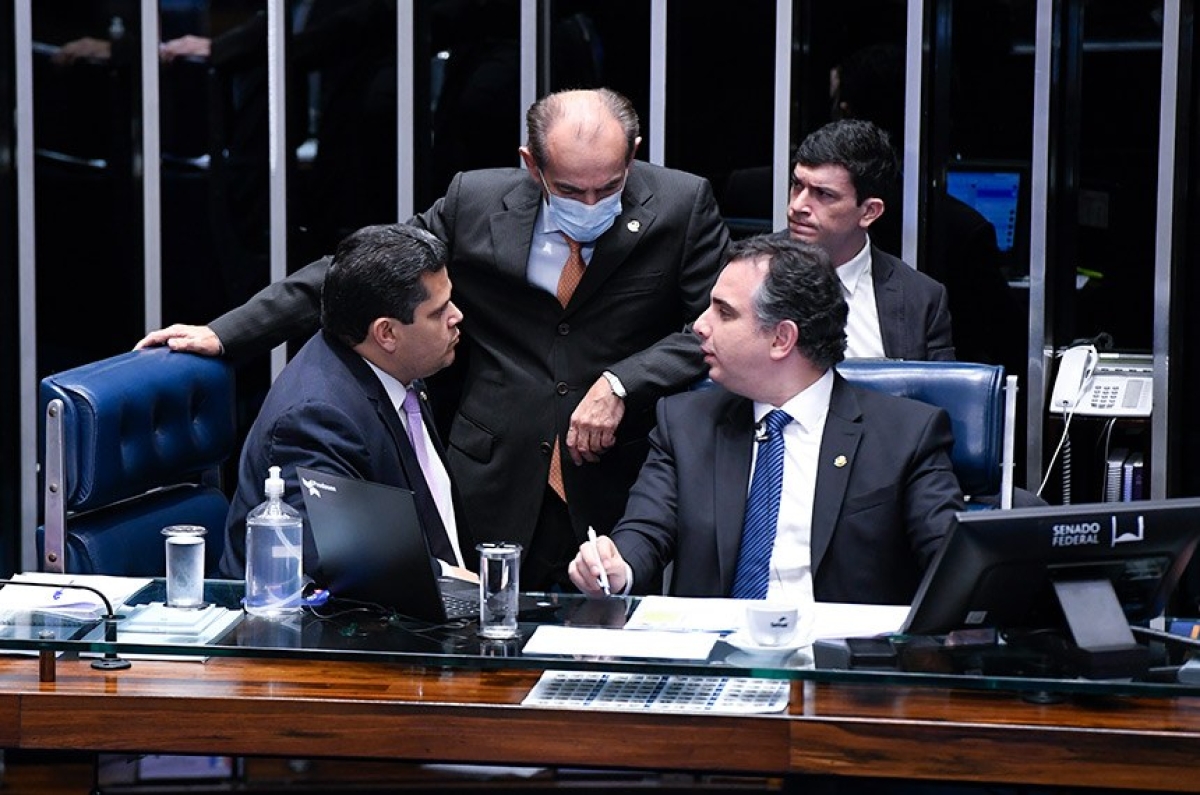 Matéria deveria ter sido analisada pela CCJ, mas foi pautada diretamente no Plenário. O presidente da comissão, Davi Alcolumbre (à esq.) disse que votação fazia parte de um acordo fechado com os governadores - Foto: Jefferson Rudy | Agência Senado