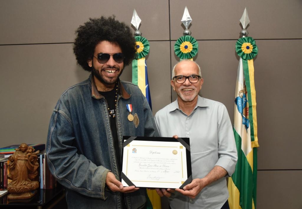 Prefeito Edvaldo Nogueira entrega Medalha Ignácio Barbosa ao cantor Mestrinho - Foto: Ana Lícia Menezes | Prefeitura de Aracaju