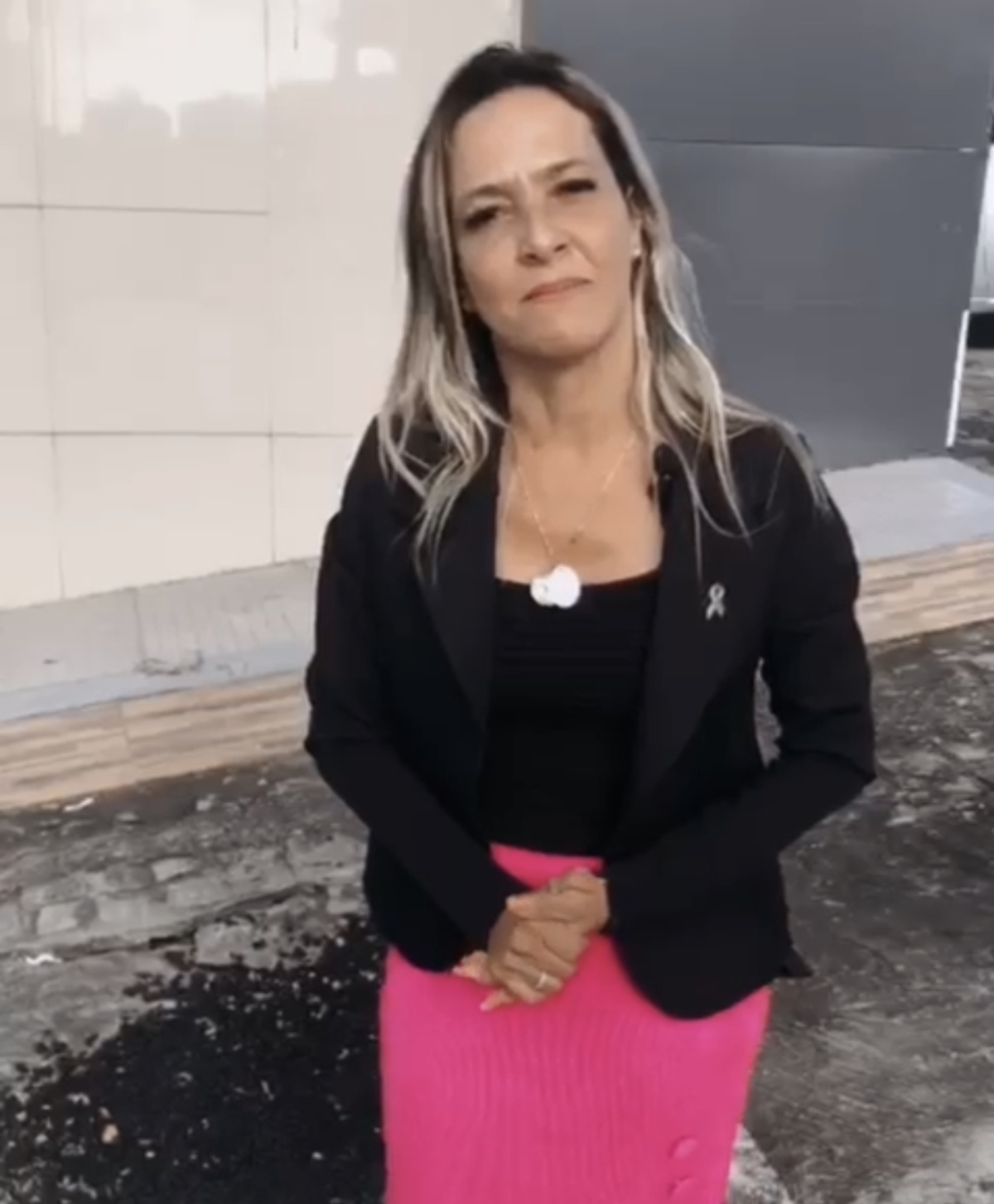 Sheyla Galba alerta: pista está cedendo e poste ameaça cair na Tancredo Neves - Foto: Assessoria Sheyla Galba