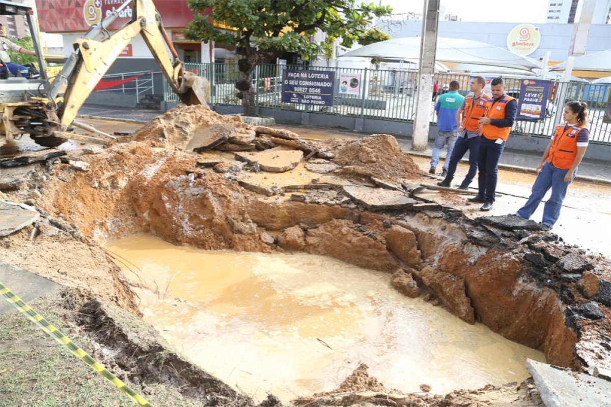Trânsito na Francisco Porto é interditado após abertura de buraco por vazamento da Deso - Foto:  Sergio Silva | Prefeitura de Aracaju