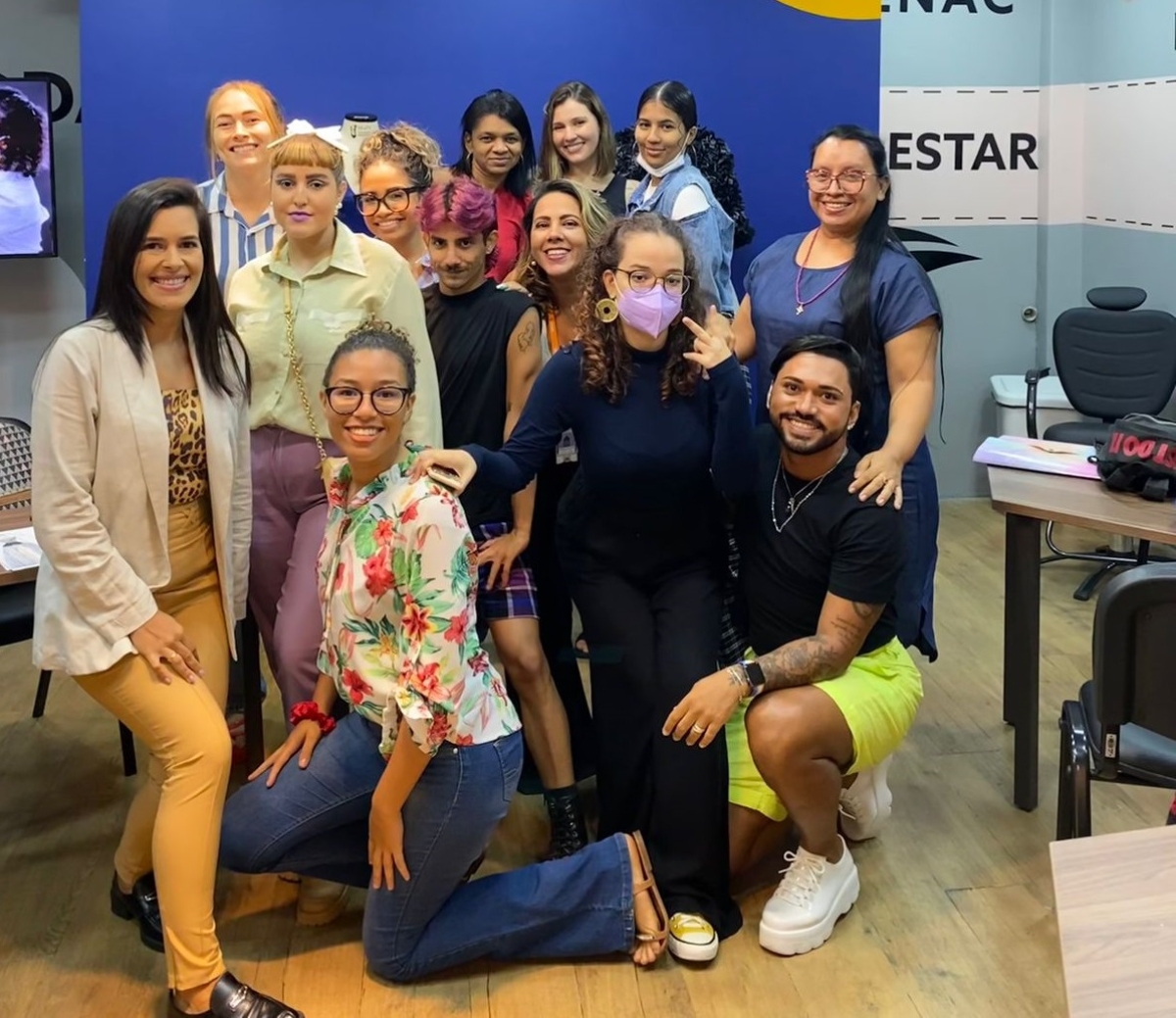 A instrutora Karina Sá e os estilistas formandos - Foto: Senac/SE