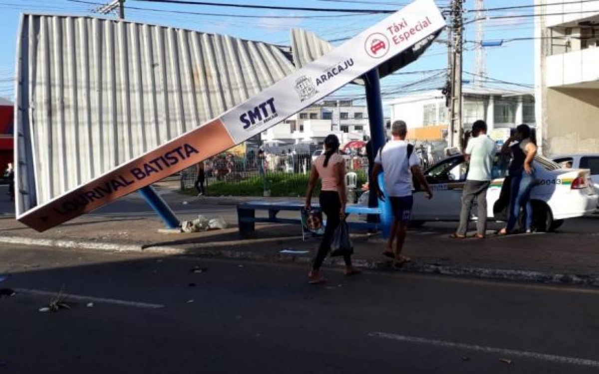 Caminhão derruba cobertura de abrigo de táxi em Aracaju - Foto: SMTT Aracaju