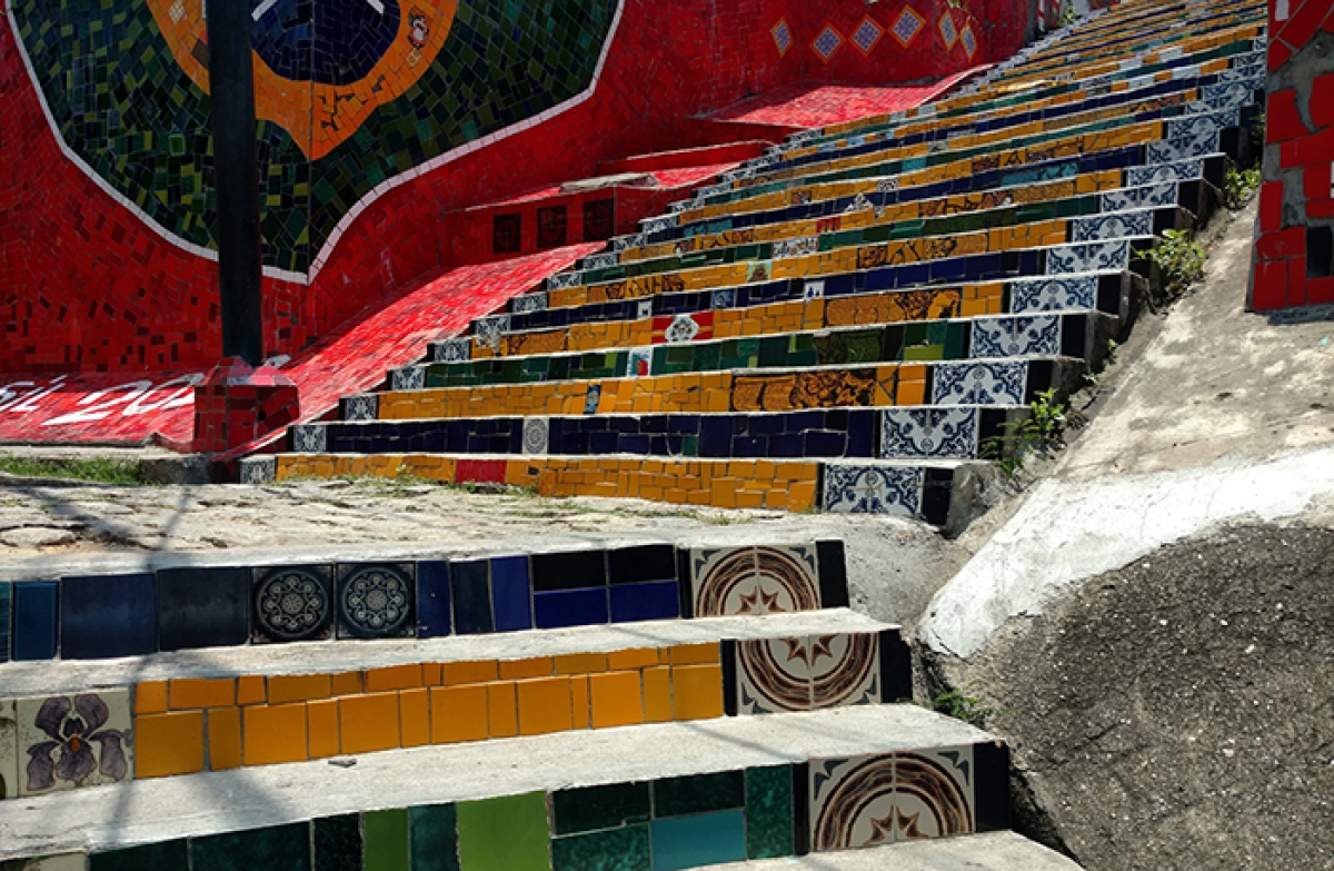 Escadaria Selarón, no Rio de Janeiro - Foto: Existe Um Lugar no Mundo