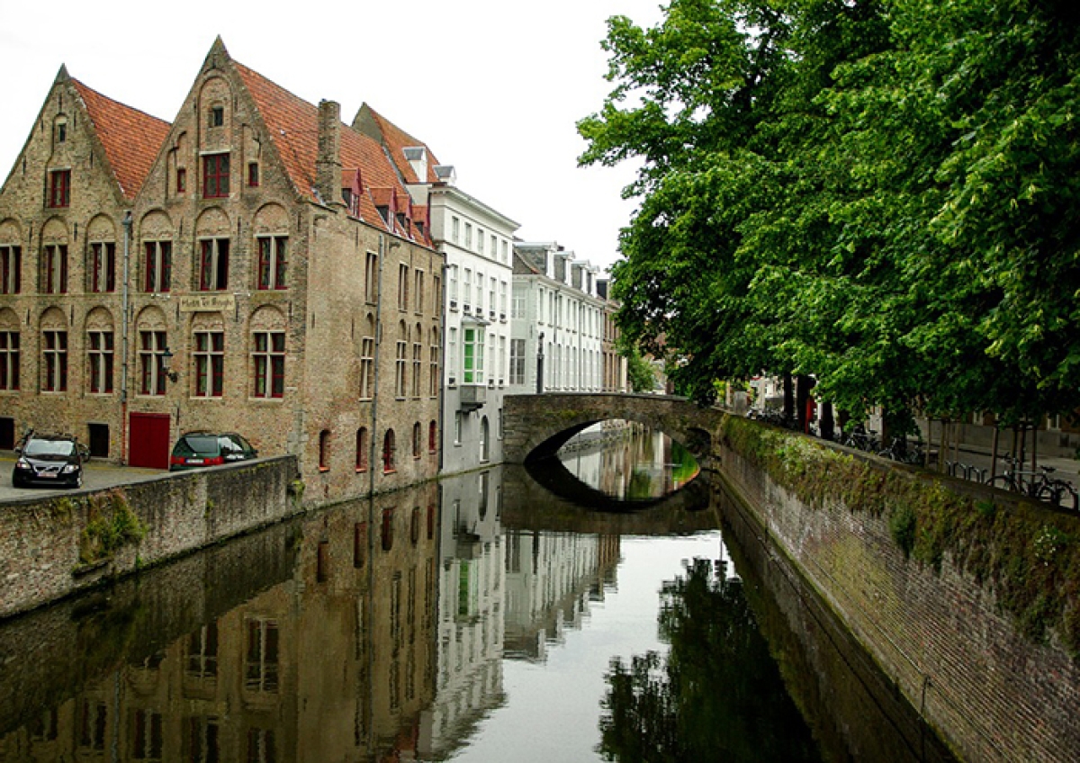 Um dos muitos encantos de Bruges são os canais que cortam o Centro Histórico - Foto: Existe Um Lugar no Mundo